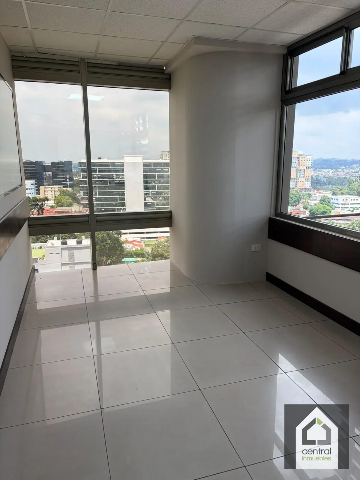 Rento amplia clínica en Sixtino 1 — Clínica en Alquiler en Sixtino I, Zona 10, Guatemala, Ciudad — foto 4 de 9