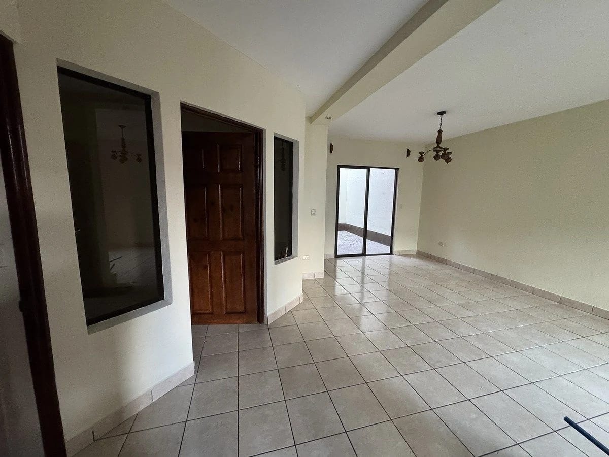 Casa en VENTA en Colinas del Prado, San José Pinula - Image 2
