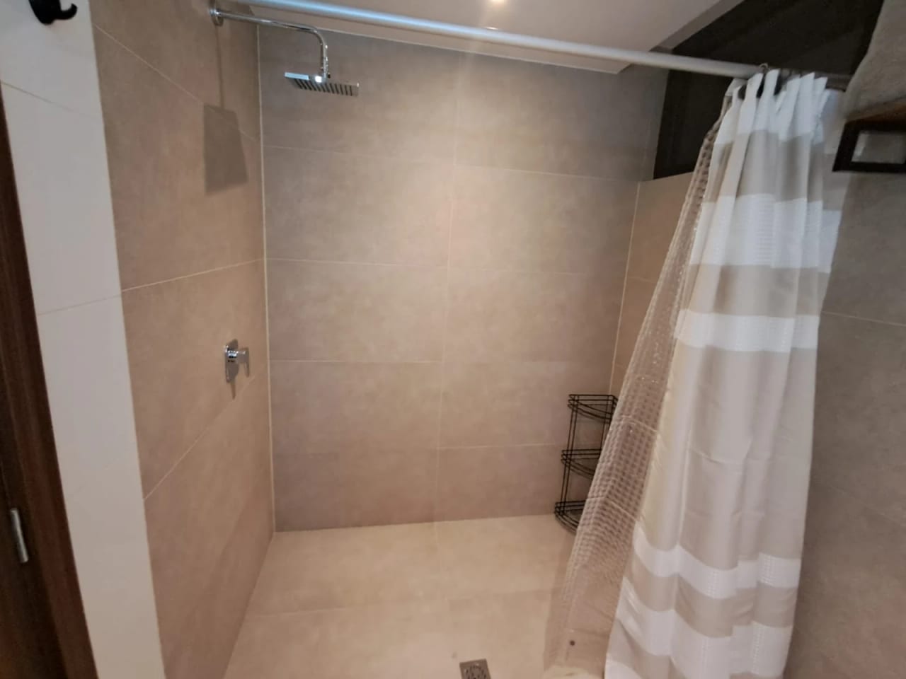 Apartamento amueblado en Inara Cuatro Norte Zona 4 — Apartamento en Alquiler en Inara Cuatro Norte, Zona 4, Guatemala, Ciudad — foto 8 de 17