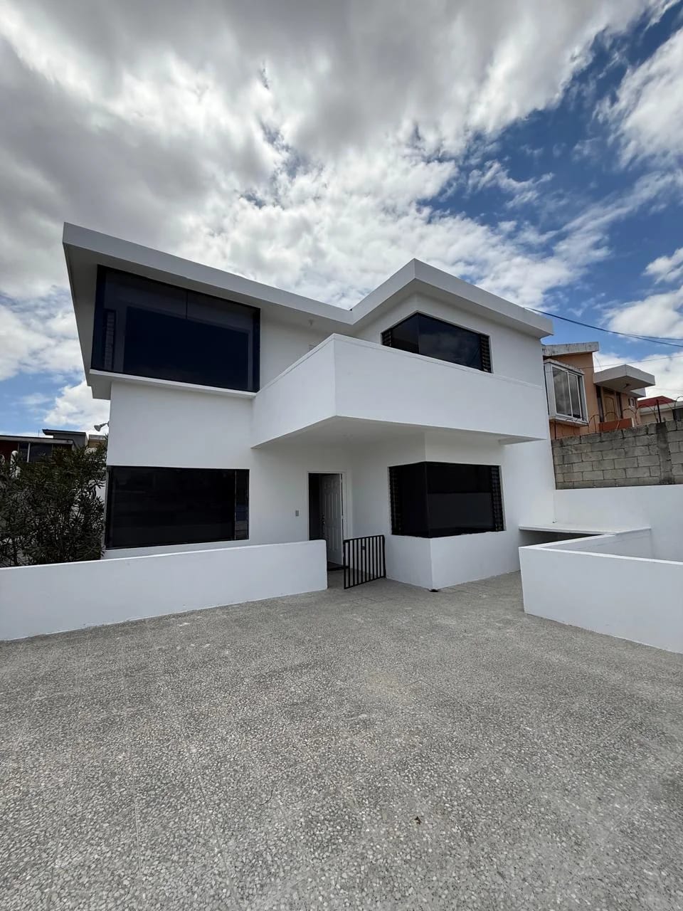 Casa recién remodelada en San Cristóbal — Casa en Venta en Pinares de San Cristobal, Zona 8 Mixco, Guatemala, Ciudad — foto 1 de 17