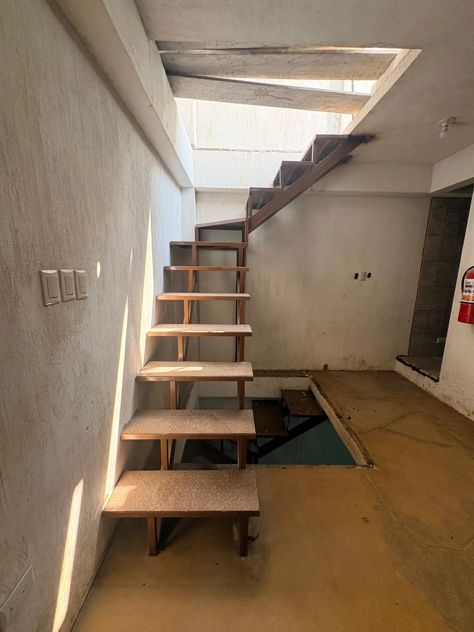 EDIFICIO NUEVO DE TRES NIVELES EN VENTA – AVENIDA BOLÍVAR — Edificio en Venta en Zona 8, Guatemala, Ciudad — foto 6 de 8