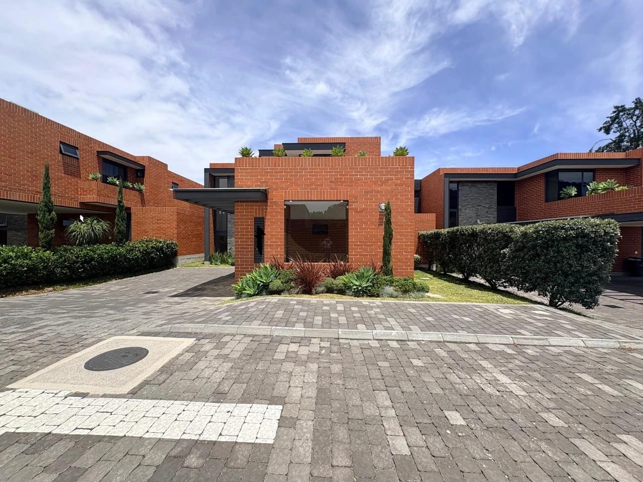Hermosa residencia en Residencias Concepción — Casa en Alquiler en Pradera Concepción, Carretera a El Salvador, Guatemala, Ciudad — foto 1 de 16