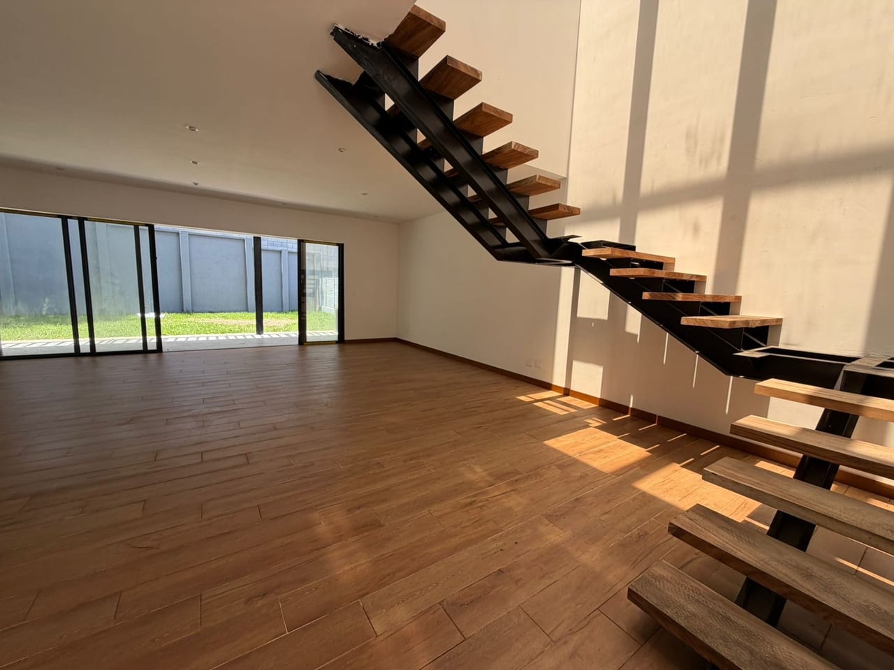Casa en Venta | la Reserva, Santa Rosalía – KM 12 CES — Casa en Venta en Santa Rosalia La Laguna, Carretera a El Salvador, Guatemala, Ciudad — foto 1 de 16