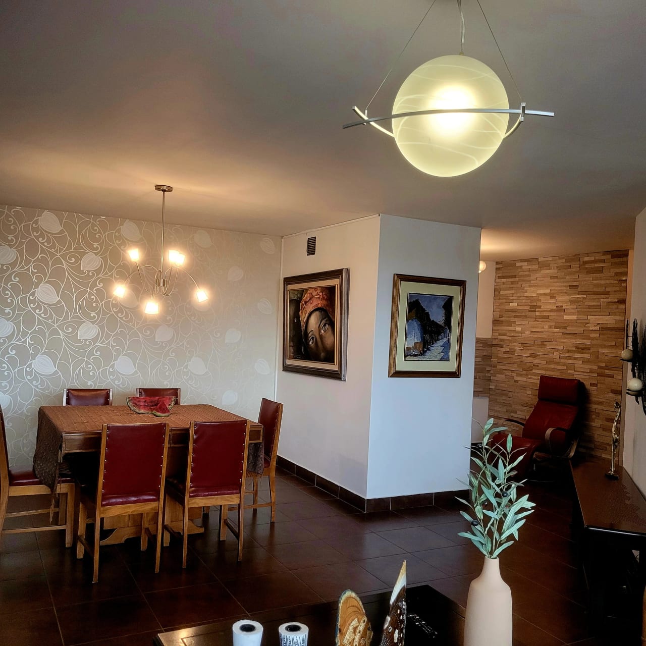 Amplio y Céntrico Apto Amoblado en Renta Edificio Avenida Zona 10 — Apartamento en Alquiler en Zona 10, Guatemala, Ciudad — foto 3 de 12