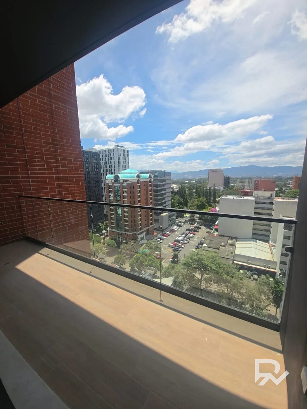 Alquiler de apartamento en Ferre Diez de 3 habitaciones — Apartamento en Alquiler en Zona 10, Guatemala, Ciudad — foto 1 de 13