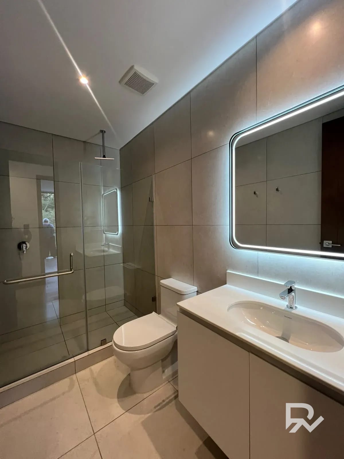 Alquiler de hermoso apartamento en Ferre Diez zona 10 para estrenar — Apartamento en Alquiler en Ferré Diez, Zona 10, Guatemala, Ciudad — foto 2 de 17