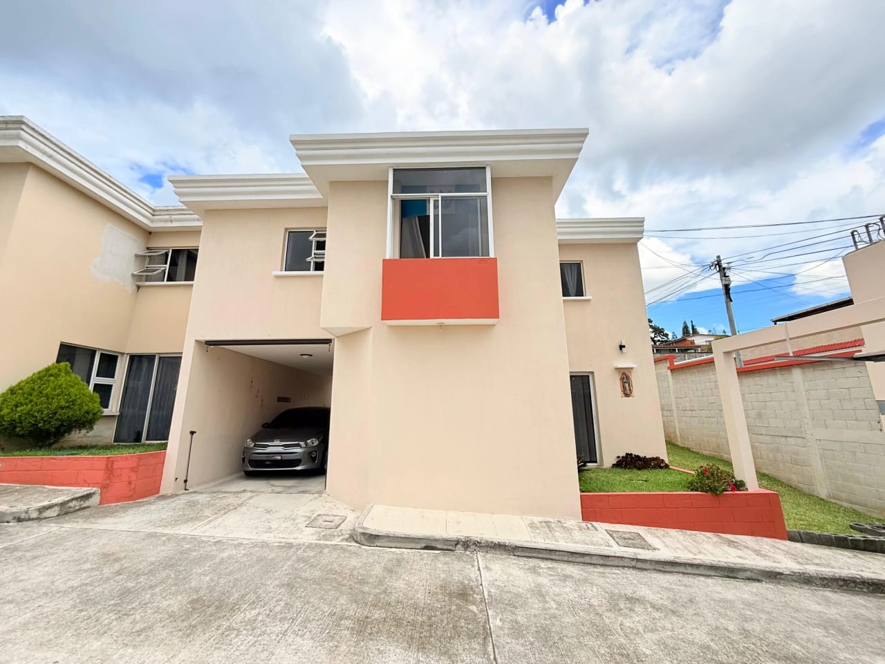 Casa en Venta en San Cristóbal | Zona 8 de Mixco — Casa en Venta en Zona 8 Mixco, Guatemala, Ciudad — foto 1 de 15