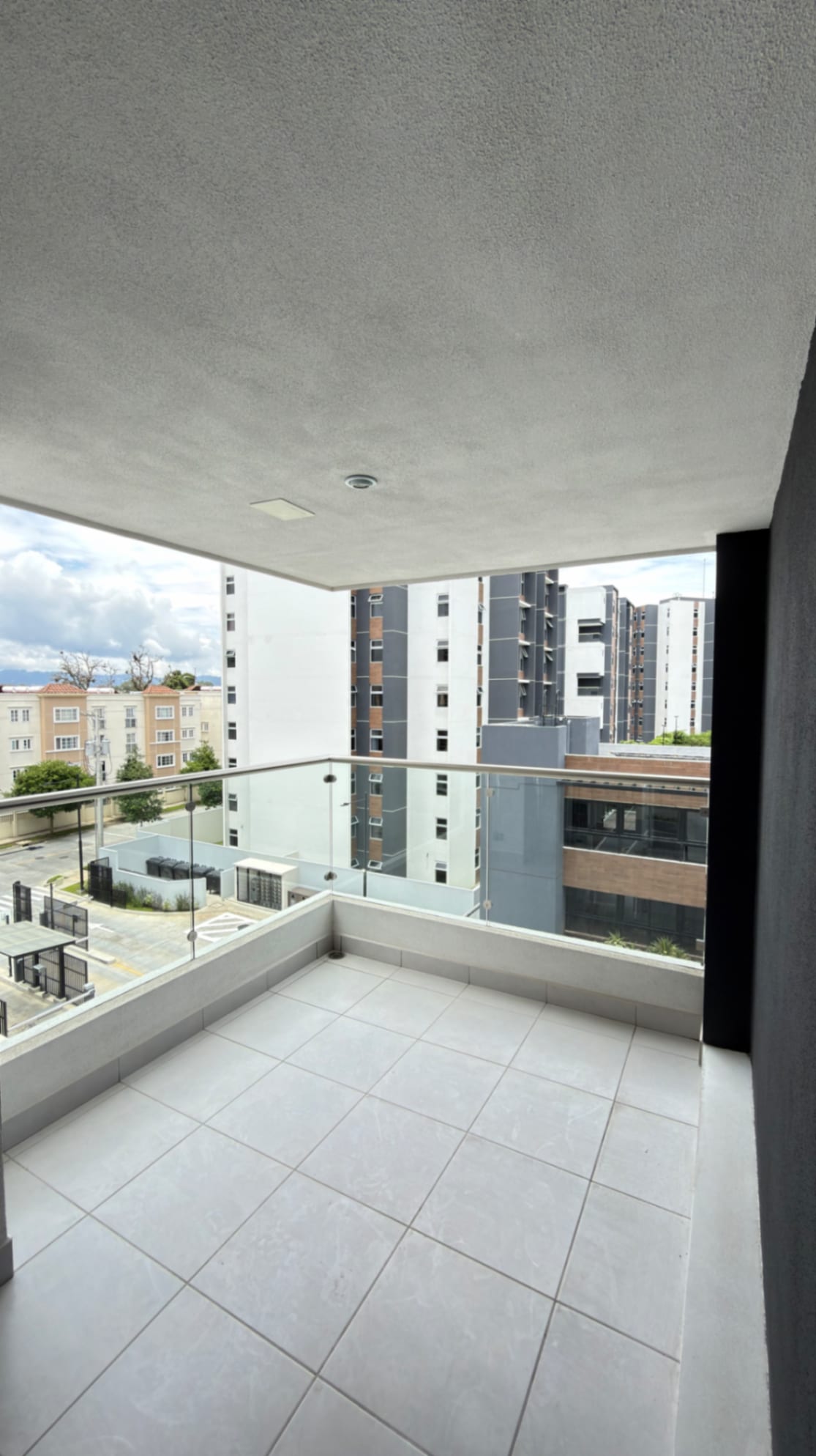 RENTA DE VILLA EN CONDADO NARANJO SERENA — Apartamento en Alquiler en Condado Naranjo, Zona 4 Mixco, Guatemala, Ciudad — foto 3 de 17