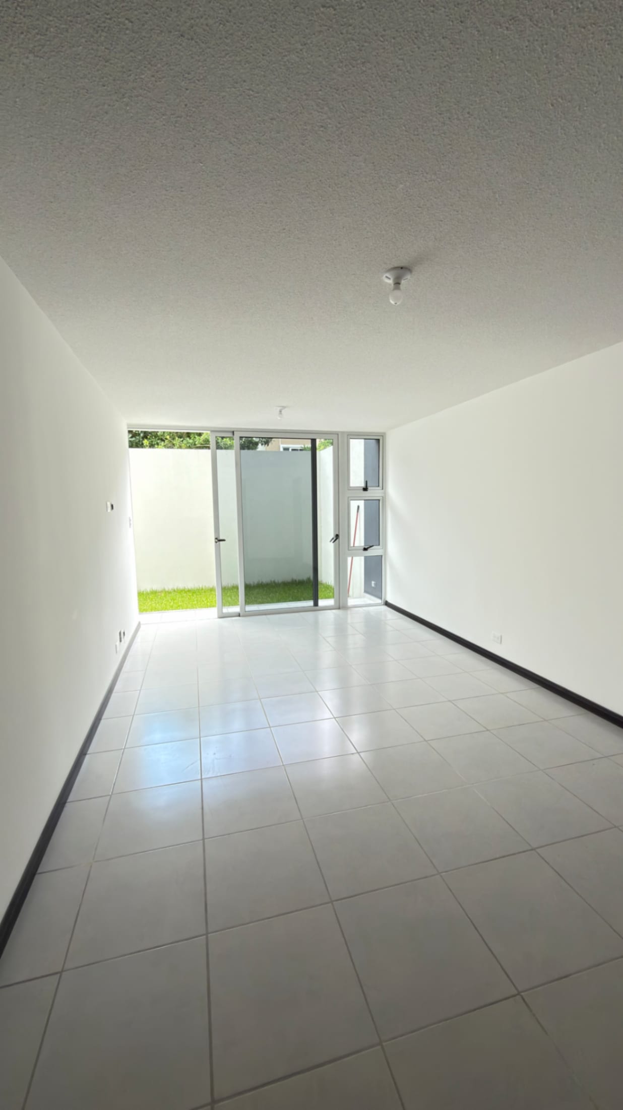 APARTAMENTO EN RENTA CON AMPLIO JARDÍN — Apartamento en Alquiler en Condado Naranjo, Zona 4 Mixco, Guatemala, Ciudad — foto 2 de 16