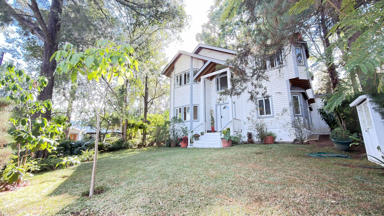 CASA GRANDE EN MADERA/ Ubicada a 500 mts del Club Campestre La Montaña — Casa en Venta en Club Campestre La Montaña, Zona 6 Mixco, Guatemala, Ciudad — foto 1 de 14