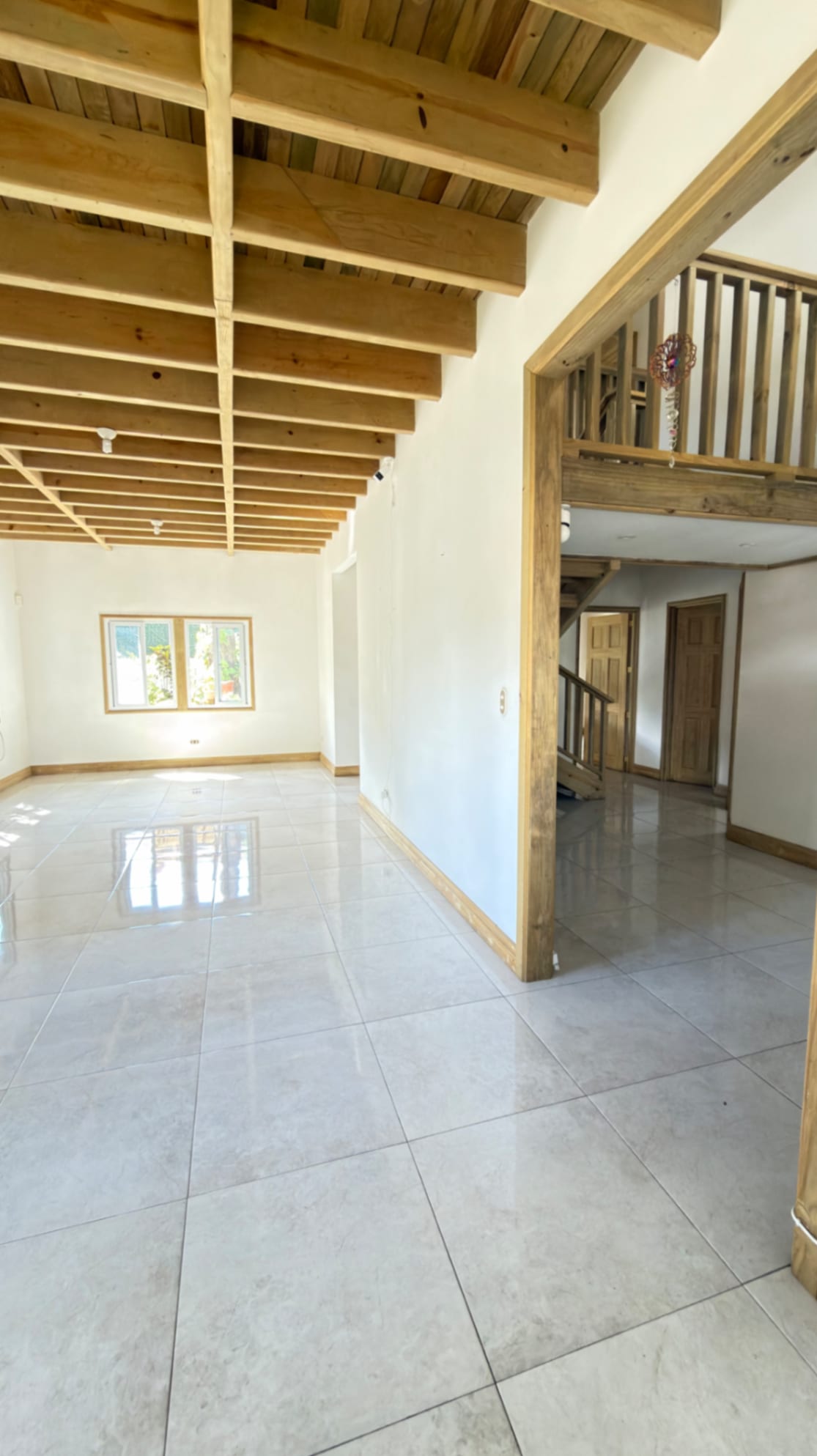 CASA GRANDE EN MADERA/ Ubicada a 500 mts del Club Campestre La Montaña — Casa en Venta en Club Campestre La Montaña, Zona 6 Mixco, Guatemala, Ciudad — foto 3 de 14