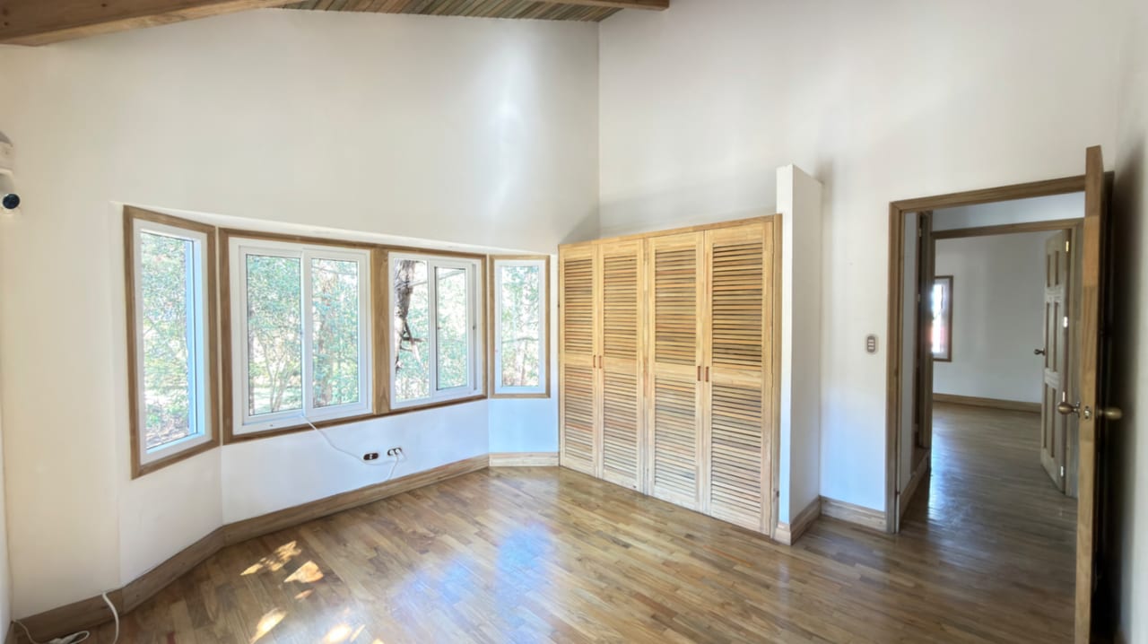 CASA GRANDE EN MADERA/ Ubicada a 500 mts del Club Campestre La Montaña — Casa en Venta en Club Campestre La Montaña, Zona 6 Mixco, Guatemala, Ciudad — foto 8 de 14