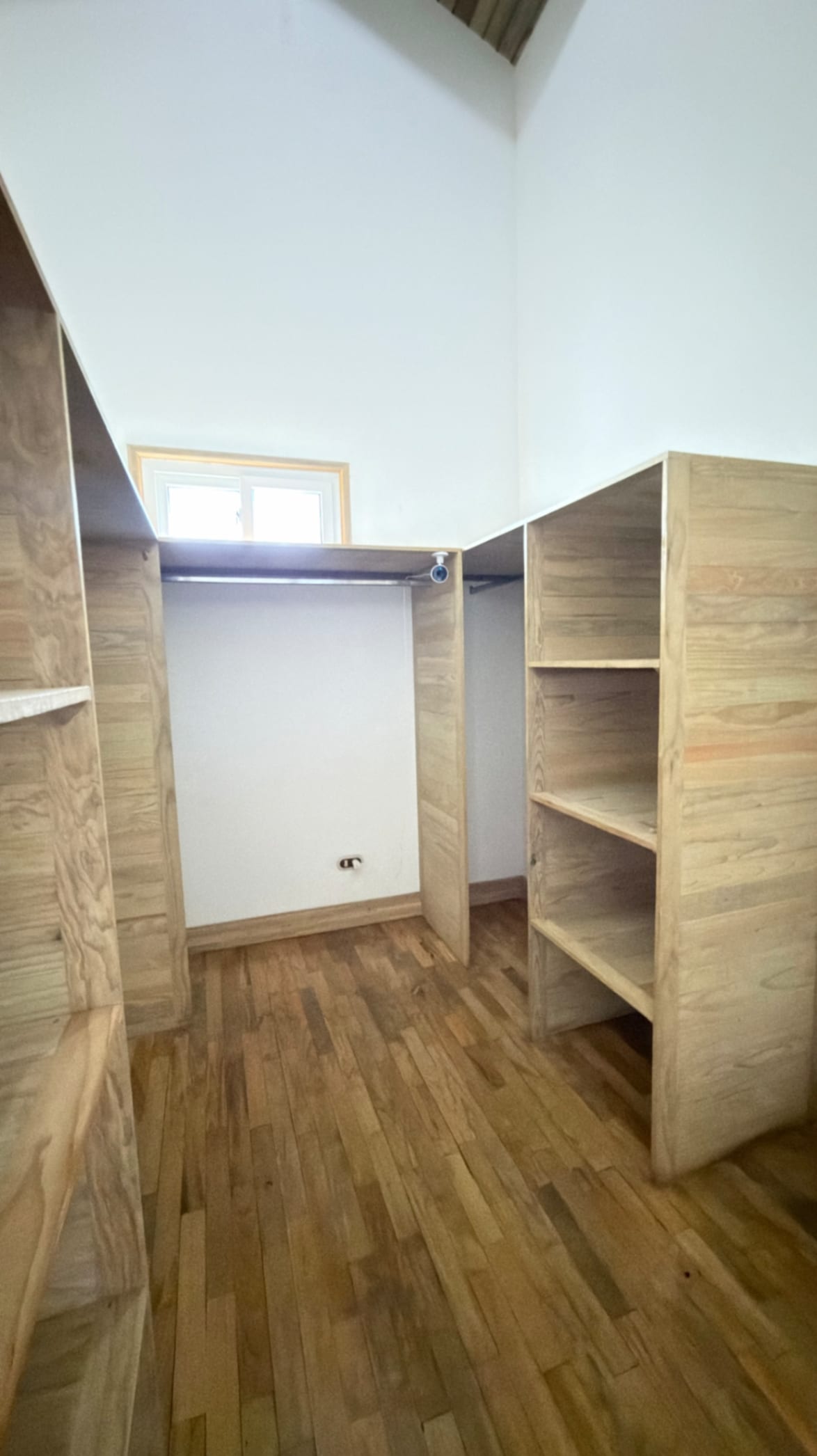 CASA GRANDE EN MADERA/ Ubicada a 500 mts del Club Campestre La Montaña — Casa en Venta en Club Campestre La Montaña, Zona 6 Mixco, Guatemala, Ciudad — foto 10 de 14