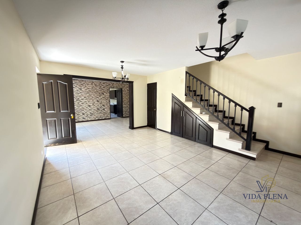 Casa en Renta Tipo Navarra Esquina /Condado Naranjo — Casa en Alquiler en Condado Naranjo, Zona 4 Mixco, Guatemala, Ciudad — foto 1 de 17
