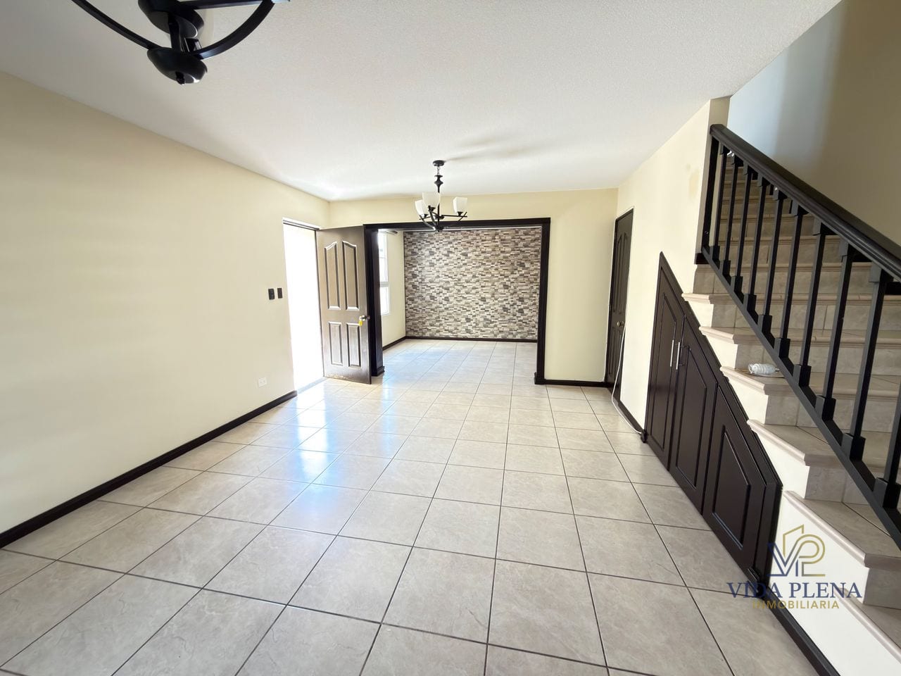 Casa en Renta Tipo Navarra Esquina /Condado Naranjo — Casa en Alquiler en Condado Naranjo, Zona 4 Mixco, Guatemala, Ciudad — foto 2 de 17