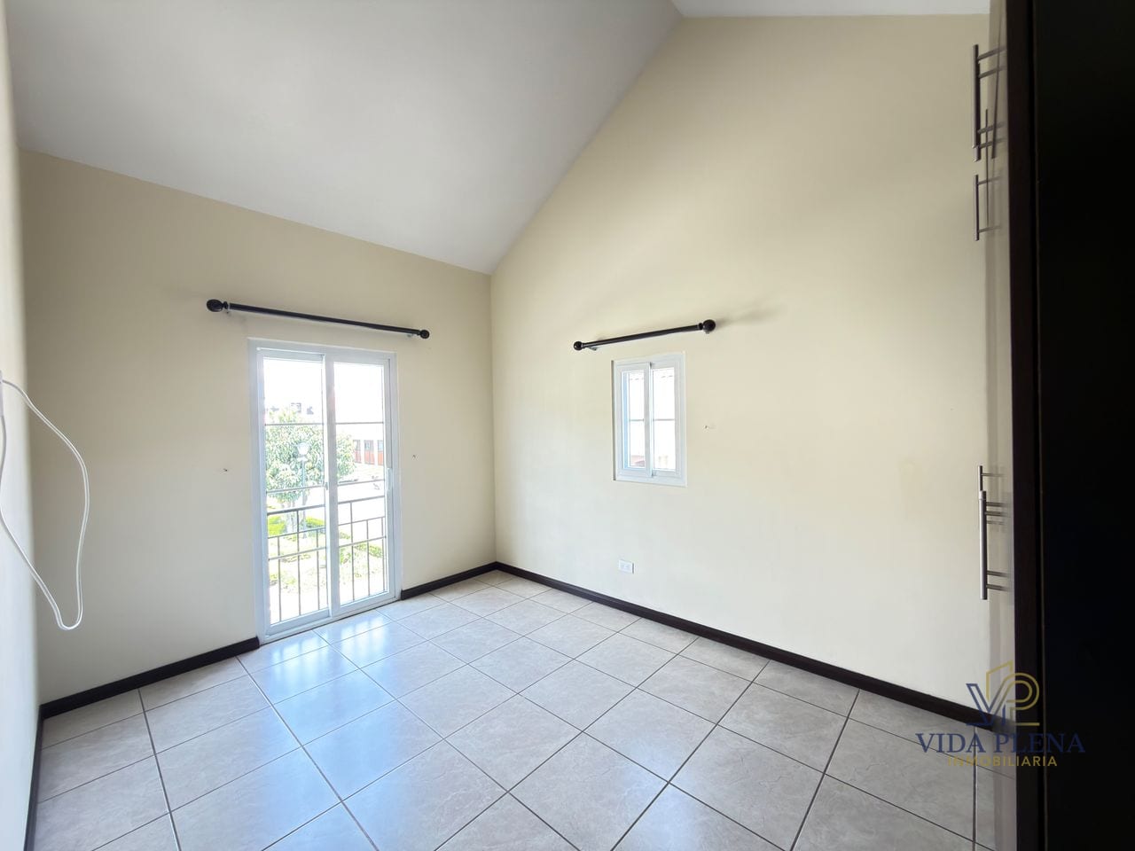Casa en Renta Tipo Navarra Esquina /Condado Naranjo — Casa en Alquiler en Condado Naranjo, Zona 4 Mixco, Guatemala, Ciudad — foto 13 de 17