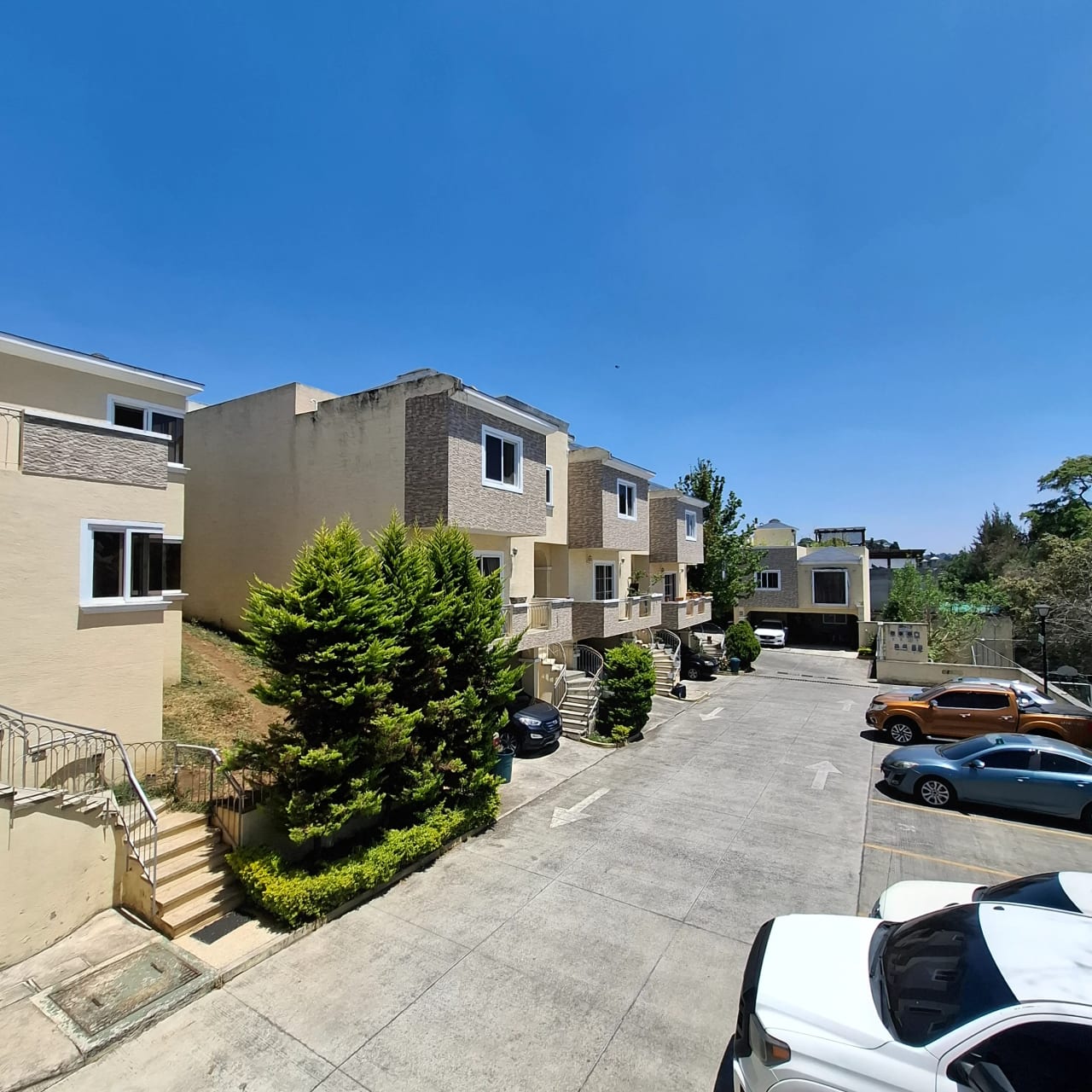 En venta casa de 4 habitaciones en Cañadas del Encinal — Casa en Venta en Zona 7 Mixco, Guatemala, Ciudad — foto 1 de 17