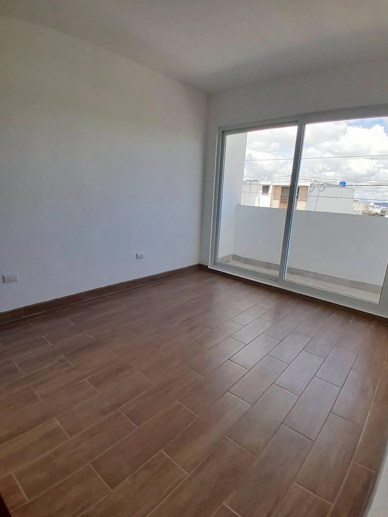 Moderna Casa en Venta Nueva en Residencial Hacienda Real zona 16 — Casa en Venta en Hacienda Real, Zona 16, Guatemala, Ciudad — foto 6 de 10