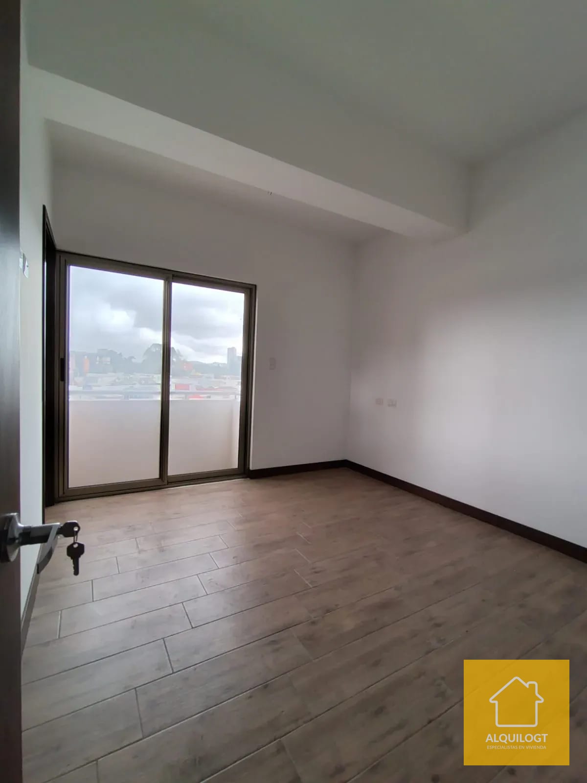 Apartamento Remodelado en Casalini Zona 10 Doble Altura — Apartamento en Alquiler en Cassalini, Zona 10, Guatemala, Ciudad — foto 6 de 17
