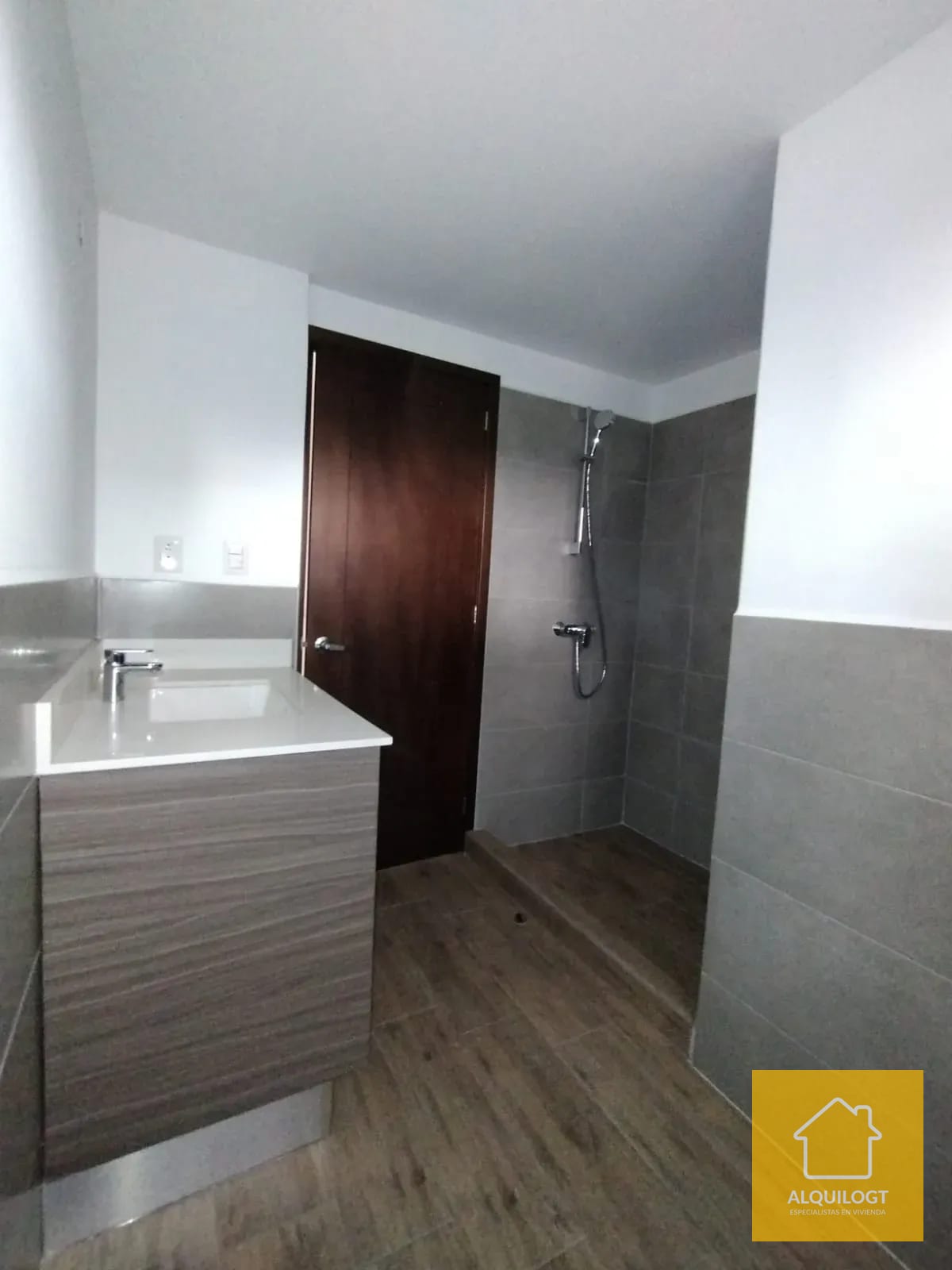 Apartamento Remodelado en Casalini Zona 10 Doble Altura — Apartamento en Alquiler en Cassalini, Zona 10, Guatemala, Ciudad — foto 8 de 17