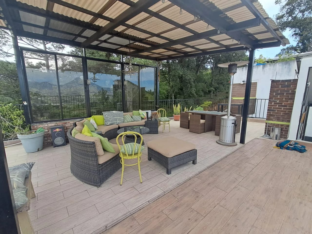 VISTA DE ENSUEÑO — Casa en Alquiler en Bellas Luces, Santa Catarina Pinula, Guatemala, Ciudad — foto 1 de 4