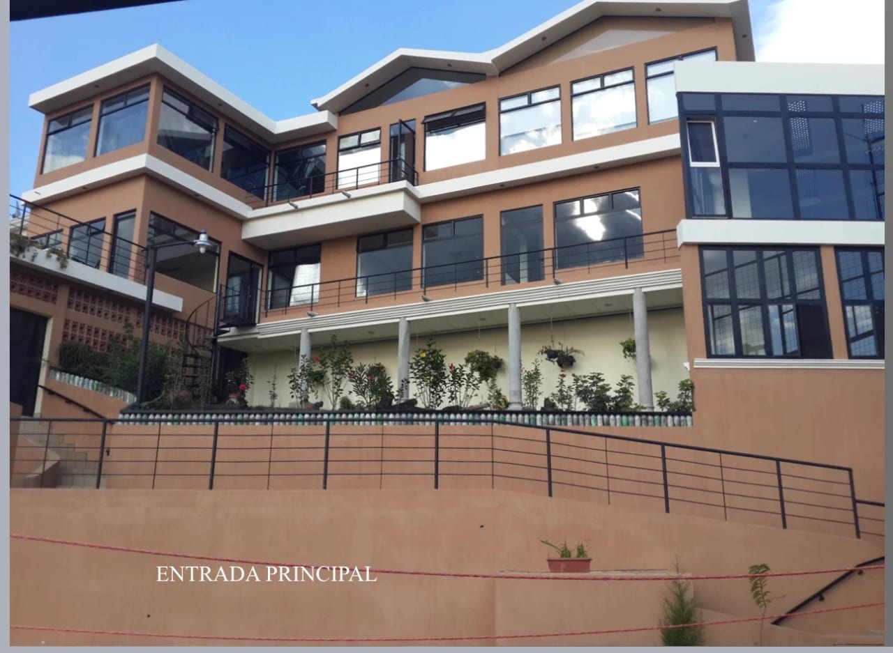 ESPECTACULAR CASA, SUPER AMPLIA - Image 2
