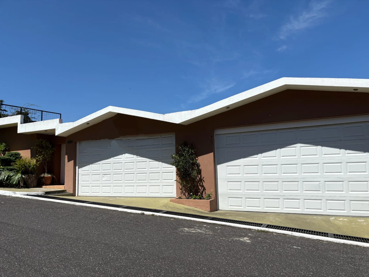 ESPECTACULAR CASA, SUPER AMPLIA - Image 1