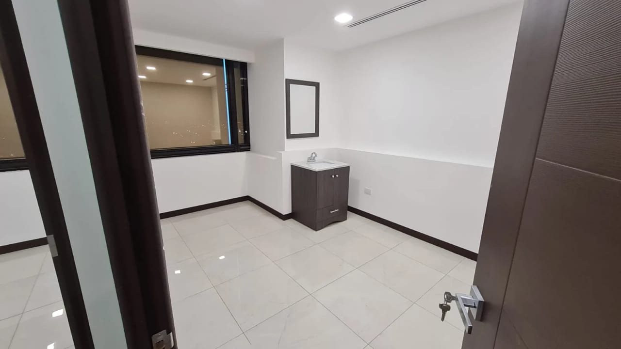 CLINICAS PEQUEÑAS EN RENOVATI ZONA 10 — Clínica en Alquiler en Renovati, Zona 10, Guatemala, Ciudad — foto 8 de 8