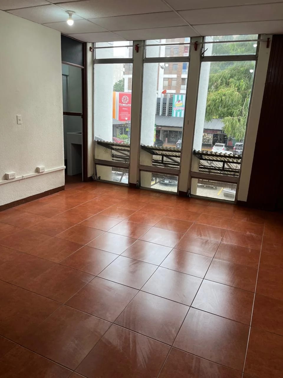 OFICINA EN TIVOLI, ZONA 9 - Image 1