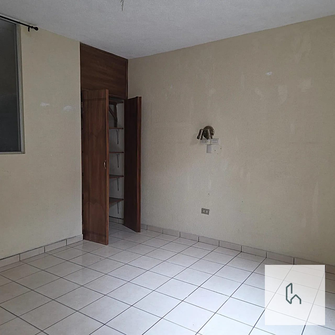 AMPLIA CASA EN RENTA EN ZONA 10 — Casa en Alquiler en Zona 10, Guatemala, Ciudad — foto 12 de 16