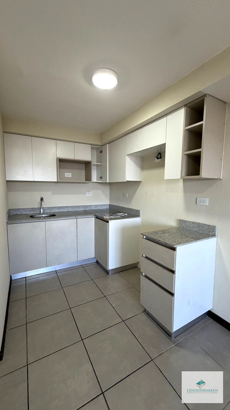AMPLIO APARTAMENTO EN EDIFICIO AKARI ZONA 2 DE MIXCO — Apartamento en Alquiler en Akari, Zona 2 Mixco, Guatemala, Ciudad — foto 1 de 14