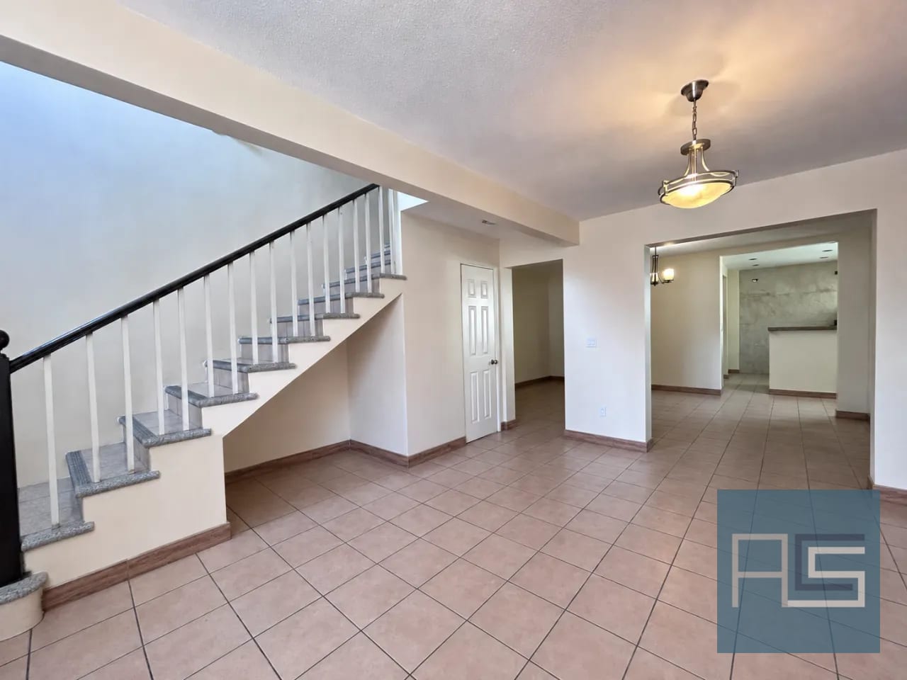 Hermosa Casa en Venta - San Agustín, El Naranjo Zona 4 de Mixco — Casa en Venta en Condado Naranjo, Zona 4 Mixco, Guatemala, Ciudad — foto 2 de 17