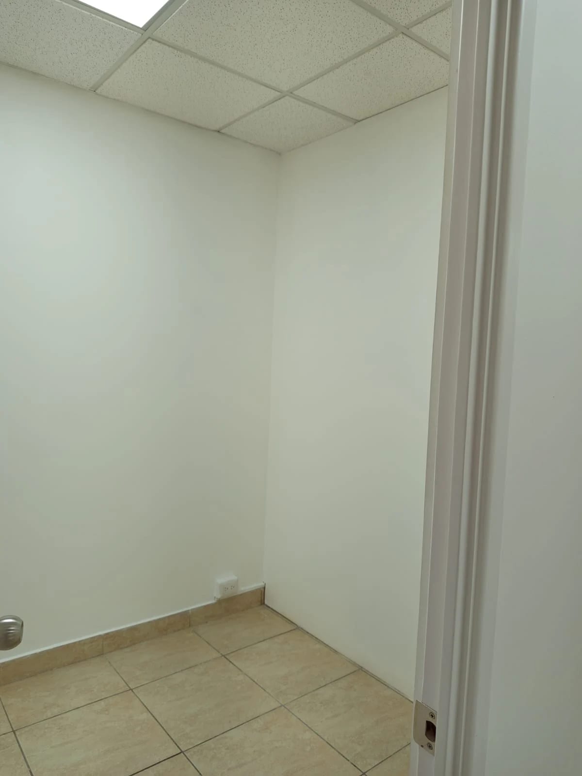 SE RENTA AMPLIA OFICINA CORPORATIVA DE 240 MT2 EN ZONA 13 — Oficina en Alquiler en Zona 13, Guatemala, Ciudad — foto 2 de 17