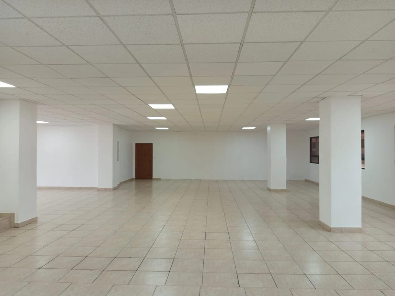 SE RENTA AMPLIA OFICINA CORPORATIVA DE 240 MT2 EN ZONA 13 — Oficina en Alquiler en Zona 13, Guatemala, Ciudad — foto 3 de 17