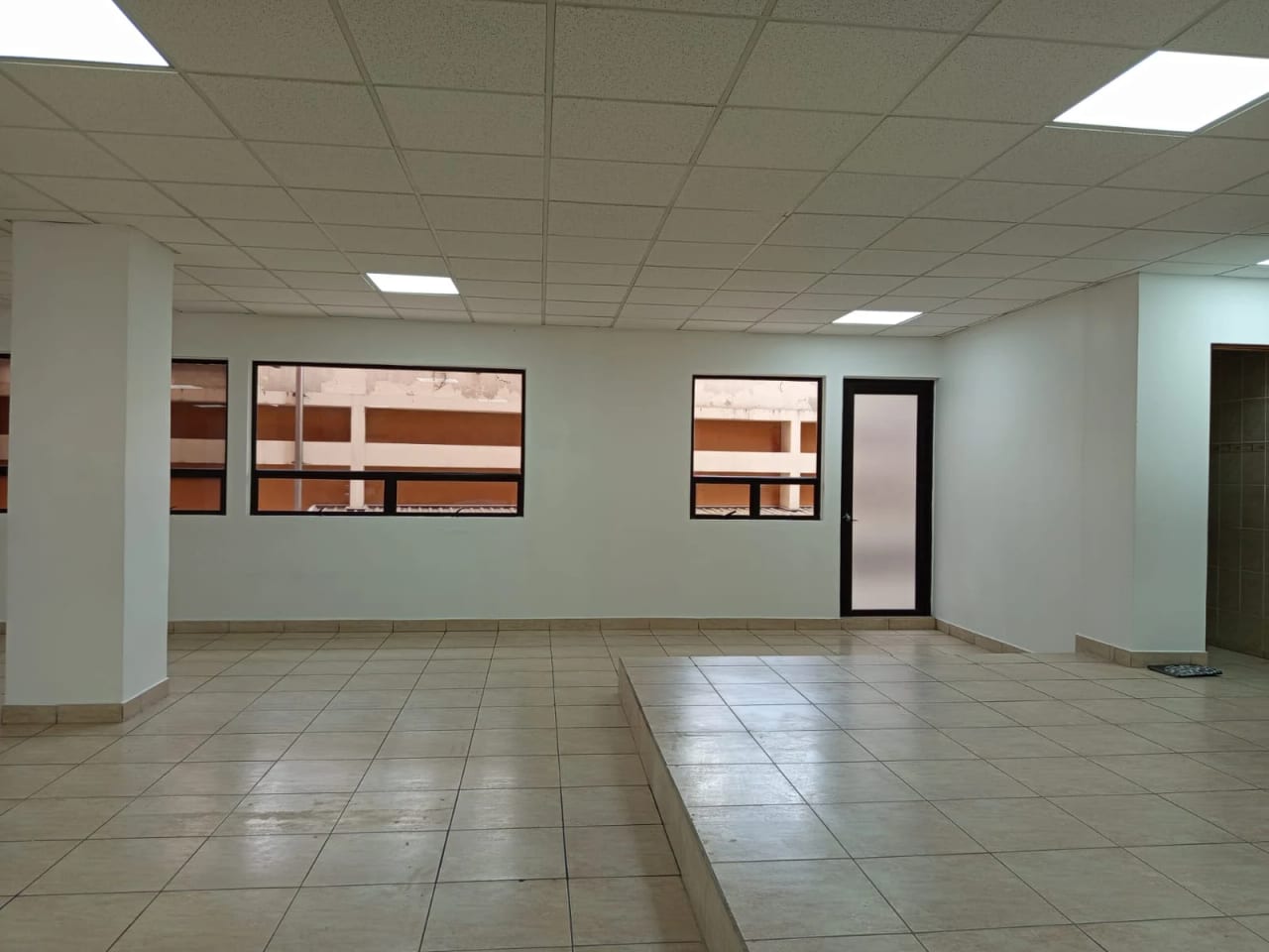 SE RENTA AMPLIA OFICINA CORPORATIVA DE 240 MT2 EN ZONA 13 — Oficina en Alquiler en Zona 13, Guatemala, Ciudad — foto 14 de 17