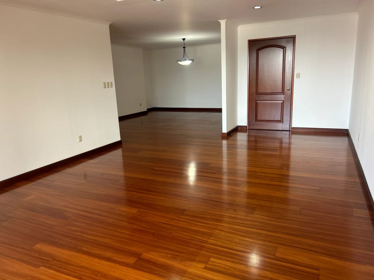 Se renta apartamento en zona 14 - Image 3