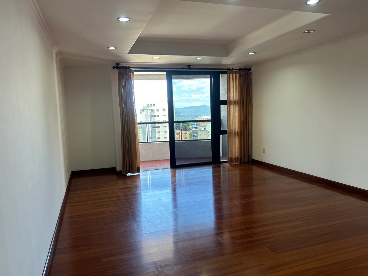 Se renta apartamento en zona 14 - Image 2
