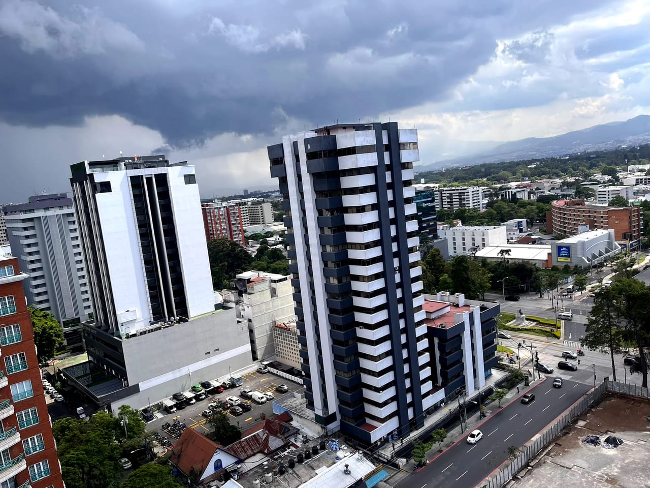 Oficina en Renta Reforma Montufar — Oficina en Alquiler en Zona 10, Guatemala, Ciudad — foto 1 de 2