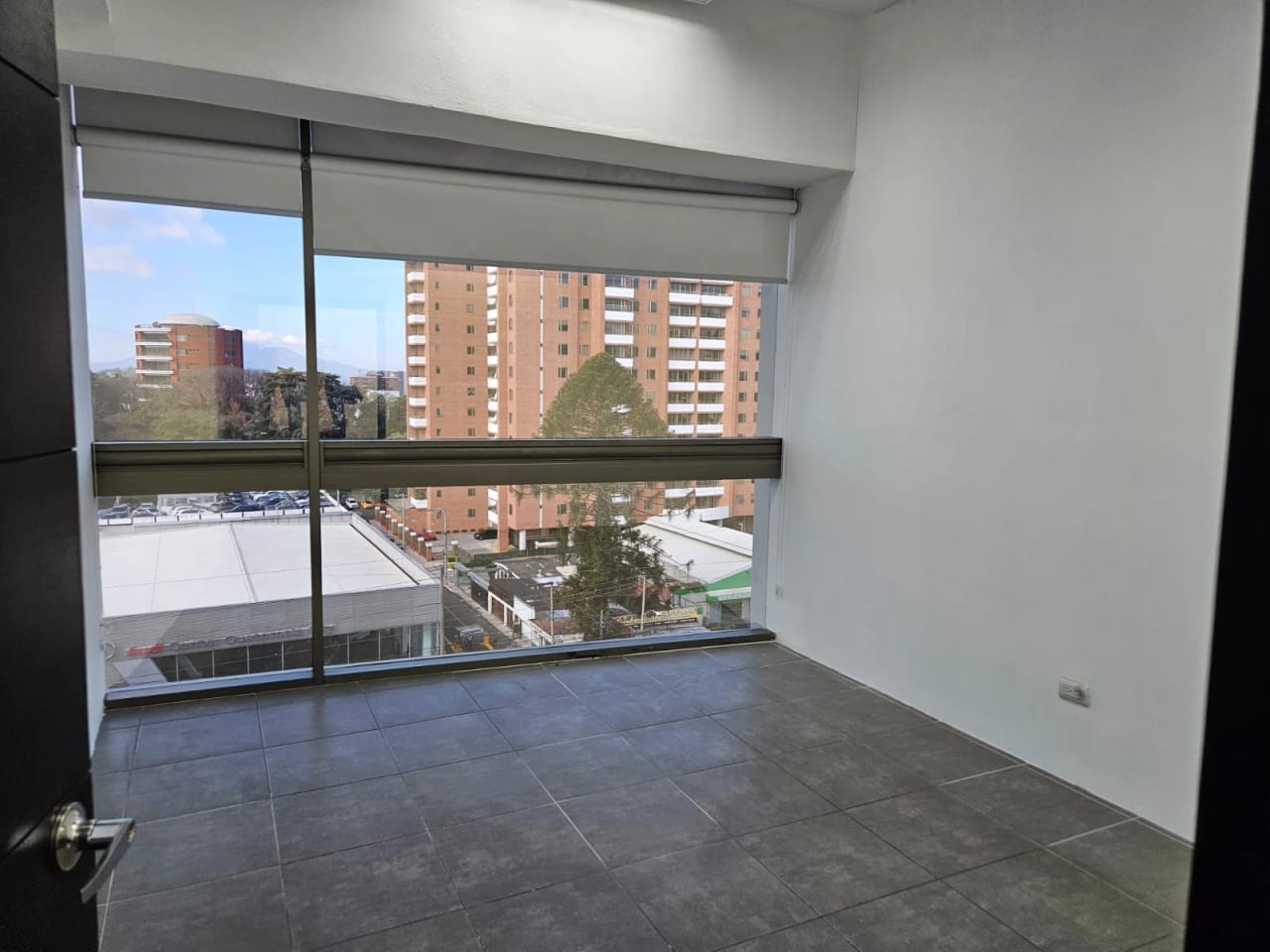 Renta Oficina Moderna 91M2 Tabicada en Torino Zona 10 — Oficina en Alquiler en Zona 10, Guatemala, Ciudad — foto 3 de 3