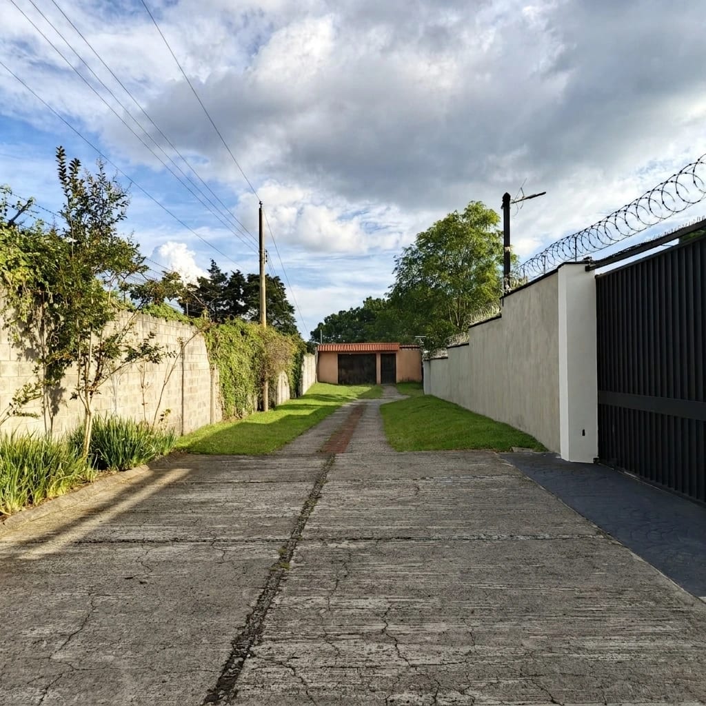 Terreno amplio con casa en CAES — Terreno en Venta en Granja Buenos Aires, Carretera a El Salvador, Guatemala, Ciudad — foto 1 de 17