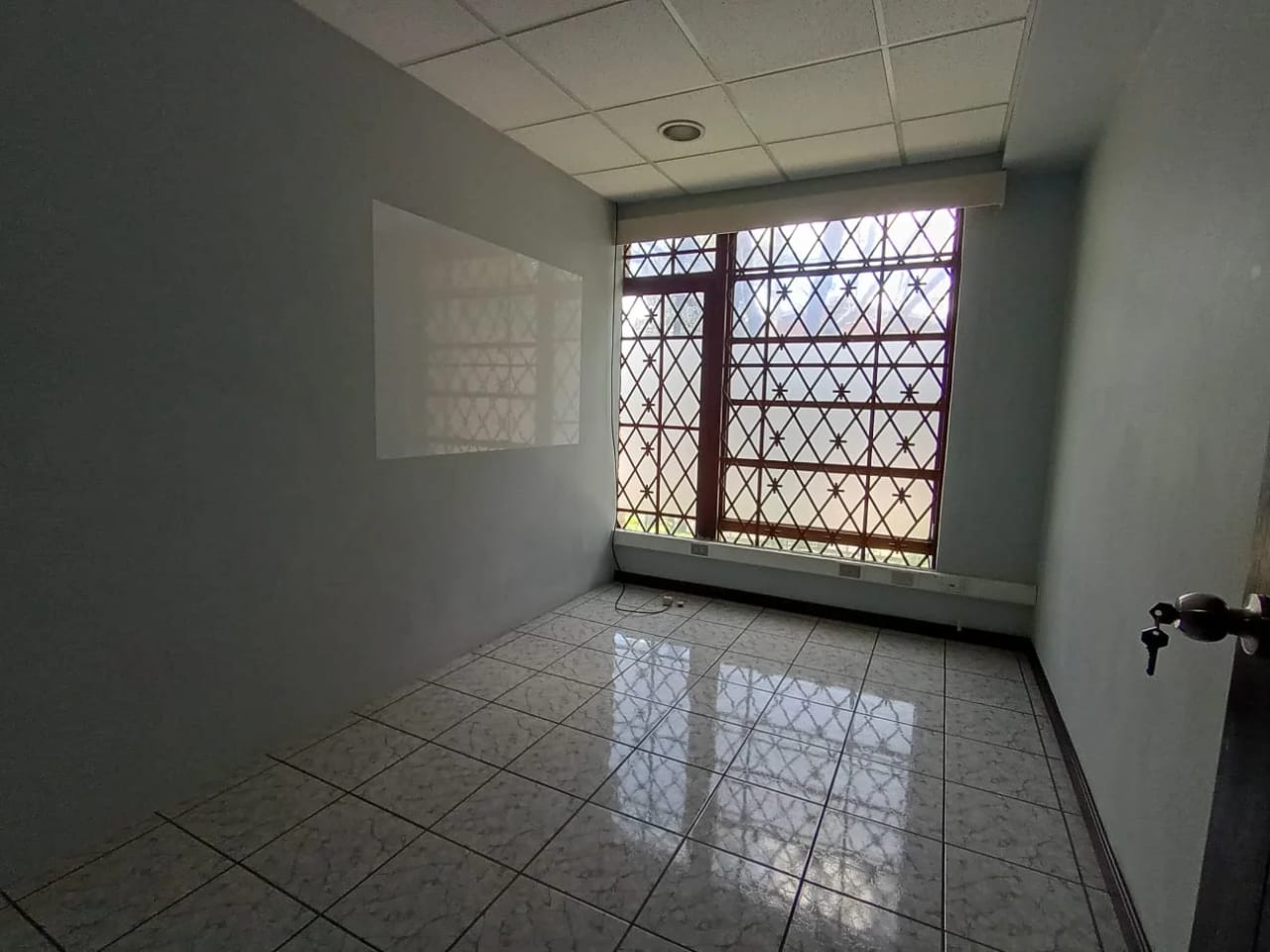 Oficina en renta en zona 9 — Oficina en Alquiler en Zona 9, Guatemala, Ciudad — foto 10 de 11