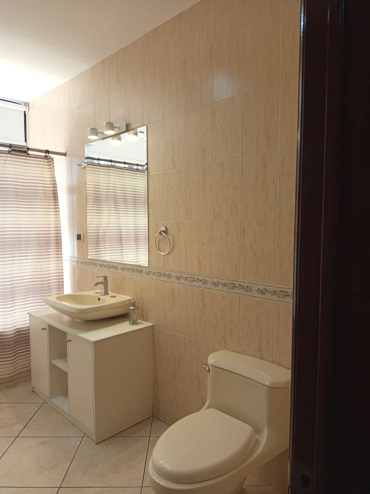 Apartamento en renta amueblado en zona 10 de 3 habitaciones — Apartamento en Alquiler en Zona 10, Guatemala, Ciudad — foto 7 de 17