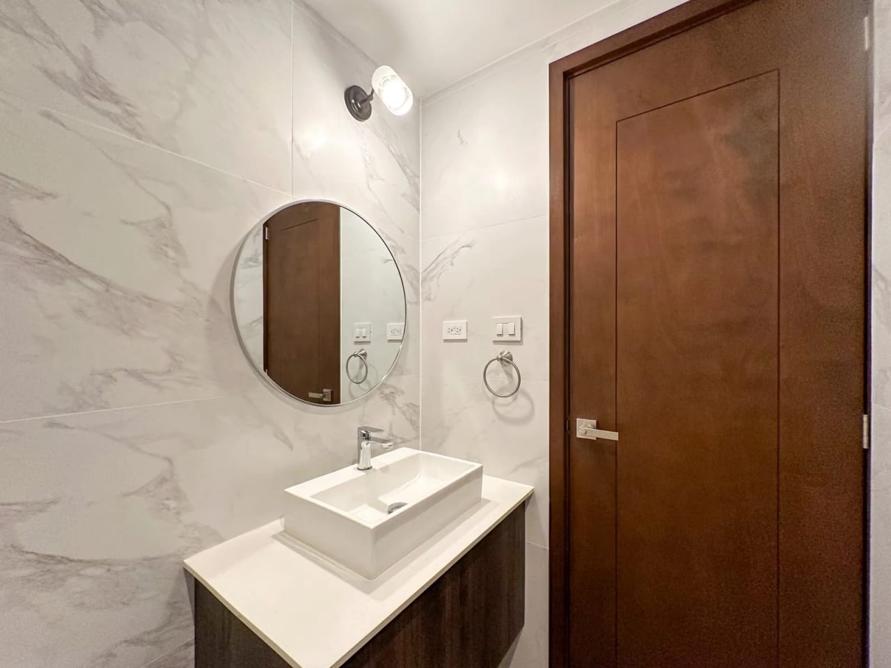 Baño — APARTAMENTO EN VENTA Edificio Naori Zona 10 — Apartamento en Venta en Naori, Zona 10, Guatemala, Ciudad — foto 4 de 15