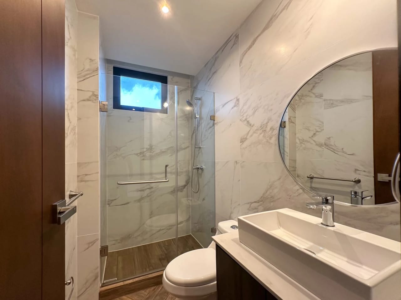 Baño — APARTAMENTO EN VENTA Edificio Naori Zona 10 — Apartamento en Venta en Naori, Zona 10, Guatemala, Ciudad — foto 8 de 15