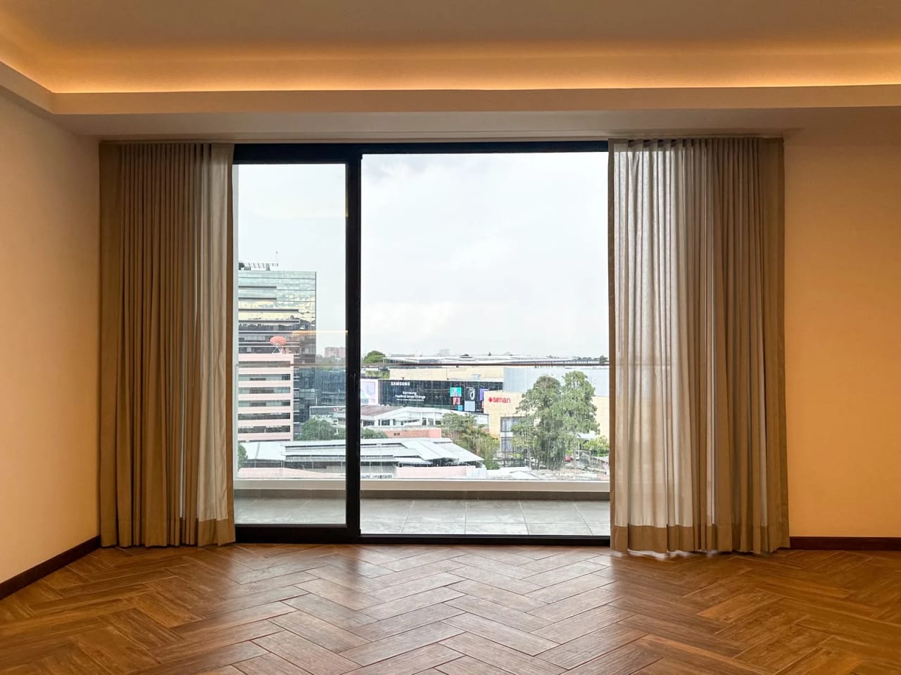 Balcón — APARTAMENTO EN VENTA Edificio Naori Zona 10 — Apartamento en Venta en Naori, Zona 10, Guatemala, Ciudad — foto 10 de 15
