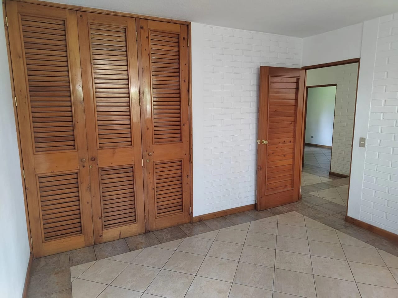 Se renta casa en zona 10 lista para ocupar — Casa en Alquiler en Zona 10, Guatemala, Ciudad — foto 17 de 17
