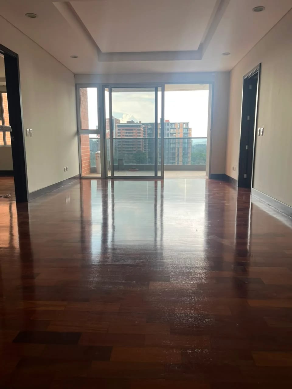 Apartamento en alquiler, Edificio Santa Sofia, zona 10 — Apartamento en Alquiler en Santa Sofía, Zona 10, Guatemala, Ciudad — foto 2 de 11