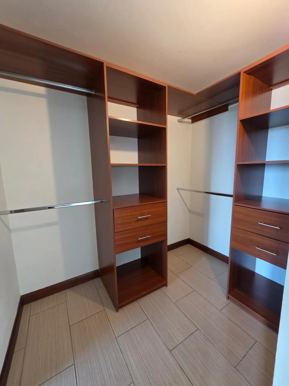 Apartamento en alquiler, Condado La Villa, zona 14 — Apartamento en Alquiler en Condado La Villa, Zona 14, Guatemala, Ciudad — foto 10 de 11