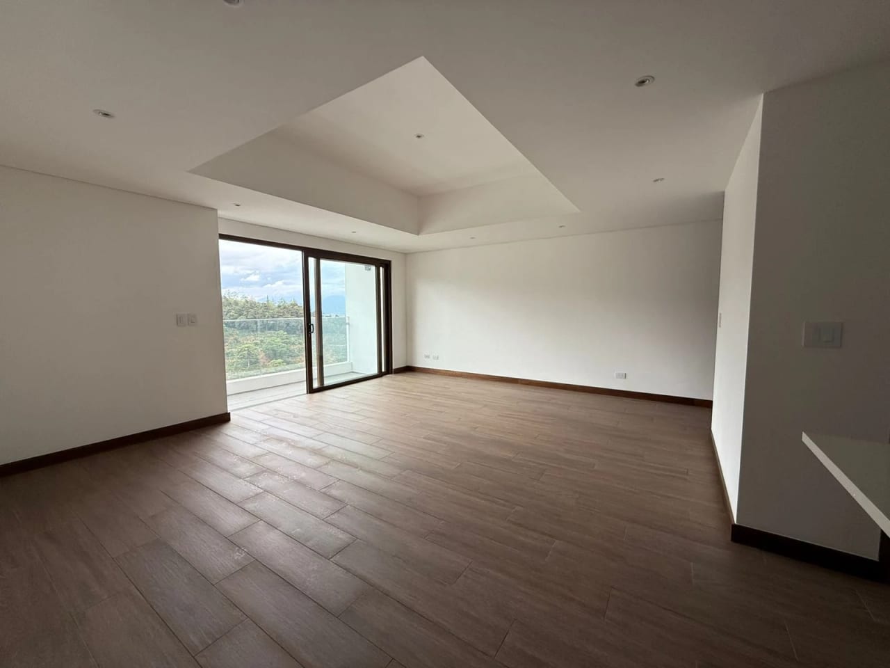 Apartamento en venta, Edificio Naru, zona 16 — Apartamento en Venta en Zona 16, Guatemala, Ciudad — foto 2 de 9