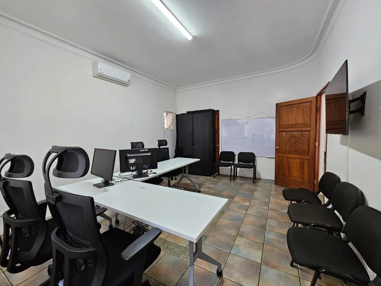 Casa en alquiler para Oficinas, zona 10 — Casa en Alquiler en Zona 10, Guatemala, Ciudad — foto 3 de 11